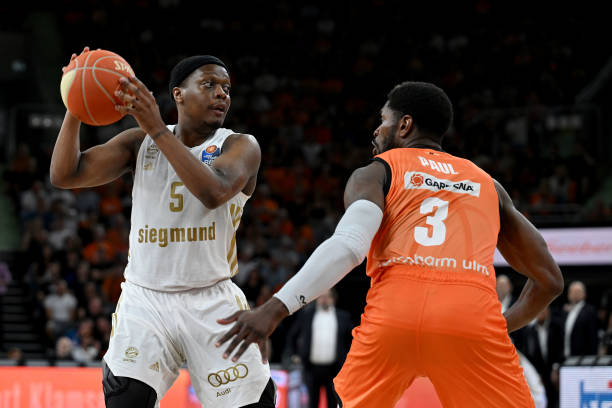 疑使他成为 疑使他成为